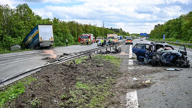 Auch weitere am Unfall beteiligte Fahrzeuge werden total zerstört.