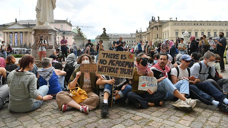 Rund 150 Menschen waren laut Polizei zu einer nicht angemeldeten Kundgebung zusammengekommen.