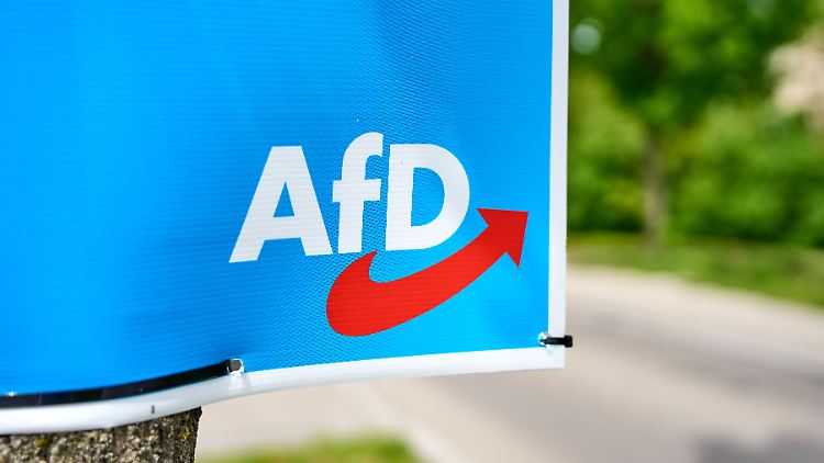 Einer der Angreifer bekommt eine Strafanzeige wegen gefährlicher Körperverletzung und Beleidigung.