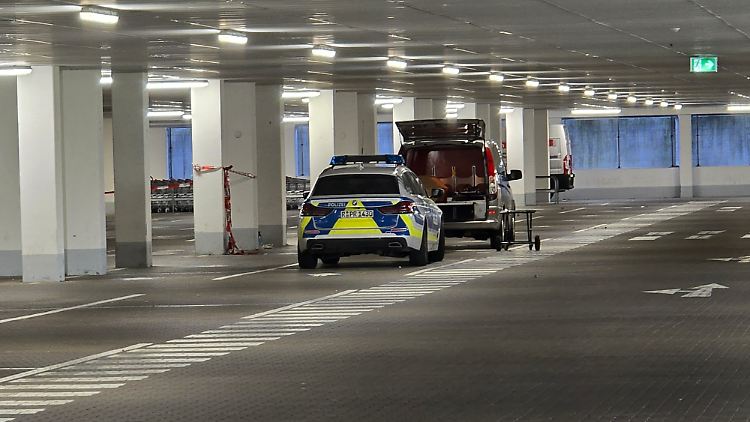 Einsatzkräfte der Kriminalpolizeiinspektion vor Ort in der Tiefgarage.