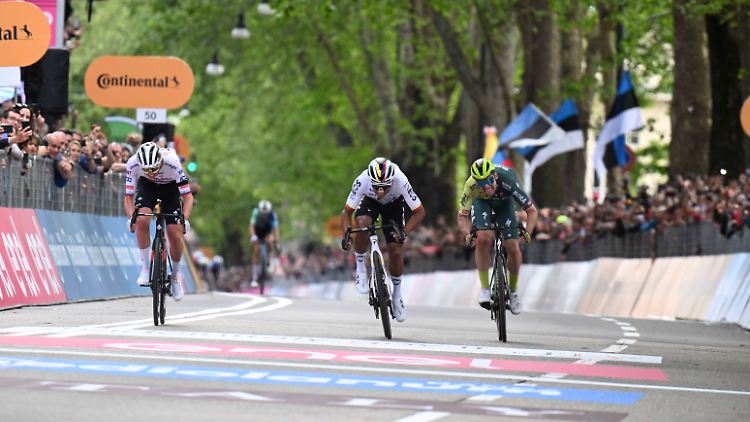 Pogacar, Narvaez und Schachmann liefern sich einen engen Zielsprint.