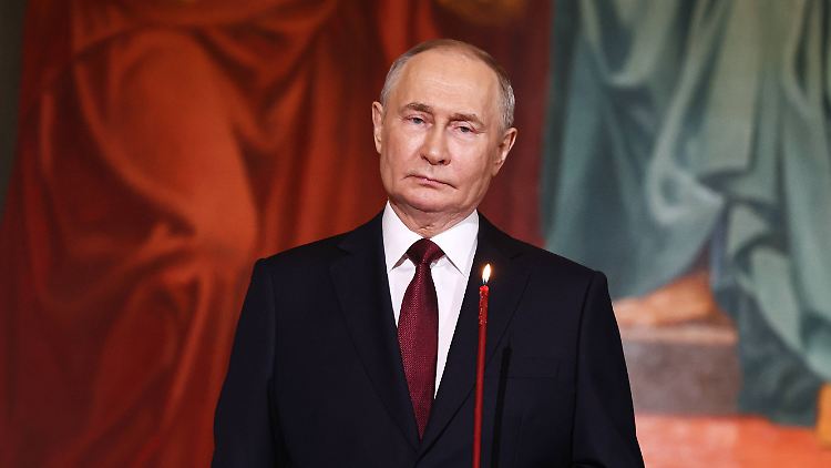 Tut er Buße oder betet er für ein größeres Russland? Was auch immer: Jedenfalls ist in der russisch-orthodoxen Kirche Platz für Wladimir Putin.