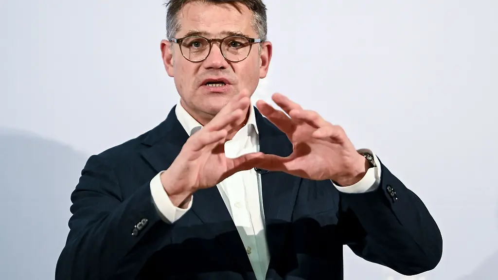 Hessens-Regierungschef-Boris-Rhein-CDU-spricht