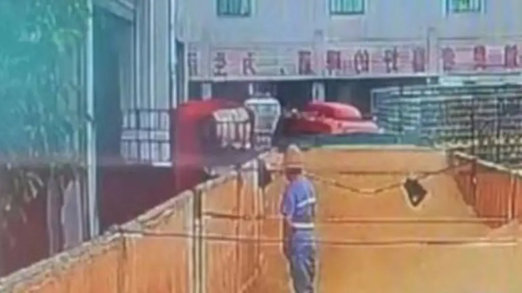 Der-Arbeiter-wurde-beim-pinkeln-im-Laderaum-des-Lasters-gefilmt