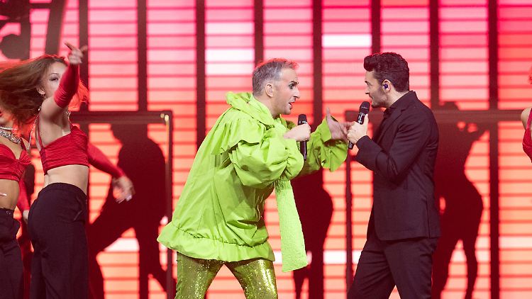 Ist nicht gerade für seine Schlagerliebe bekannt: Satiriker Jan Böhmermann singt mit Giovanni Zarrella.