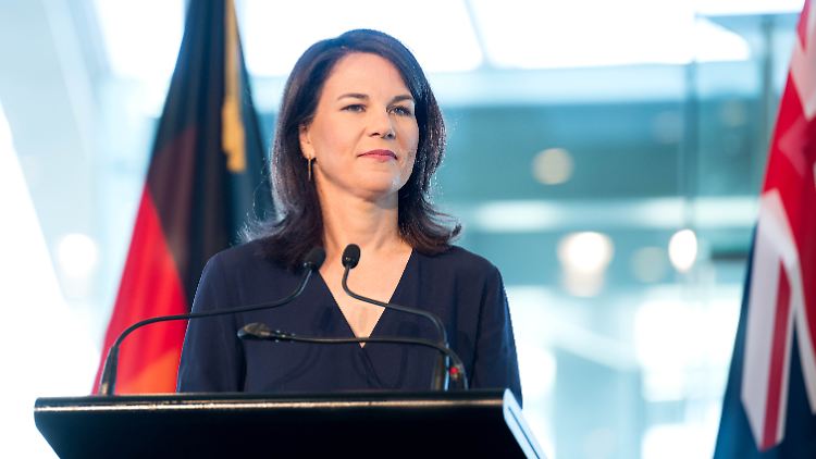 Außenministerin Annalena Baerbock betonte während ihres Besuchs in Neuseeland, dass das "Recht der friedlichen Durchfahrt" auch für die Straße von Taiwan gelte. Die Volksrepublik China könnte eine Präsenz der deutschen Marine in der Meerenge als Provokation sehen.
