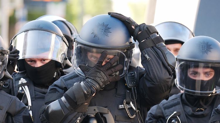 Polizistinnen und Polizisten bei einem Einsatz (Archivbild).