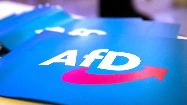 Zwei junge Frauen und ein junger Mann beschädigten Aufsteller, Plakate und einen Tisch, die zu einem Wahlkampfstand der AfD gehörten.