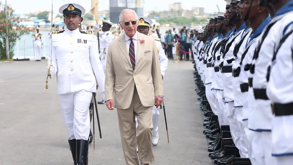 Koenig-Charles-III-geht-an-einer-Ehrengarde-vorbei-als-er-im-Marinestuetzpunkts-Mtongwe-feierlich-empfangen-wird