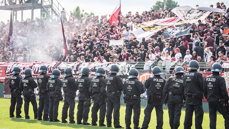 Beim Regionalligagipfel war eine starke Polizeipräsenz von Nöten.