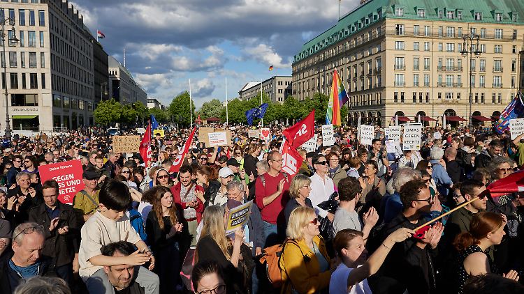 Ursprünglich waren 50 Teilnehmer zur Kundgebung angekündigt, wie die Polizei vorab sagte. 
