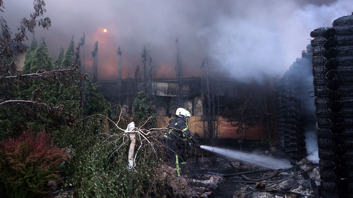 Foto vom Samstag: Ein Feuerwehrmann löscht nach einem russischen Raketenangriff einen Brand in Charkiw.