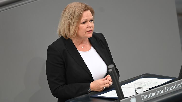Innenministerin Faeser will jetzt schleunigst mit den Landesinnenministern über die Sicherheit von Wahlkämpfern sprechen.