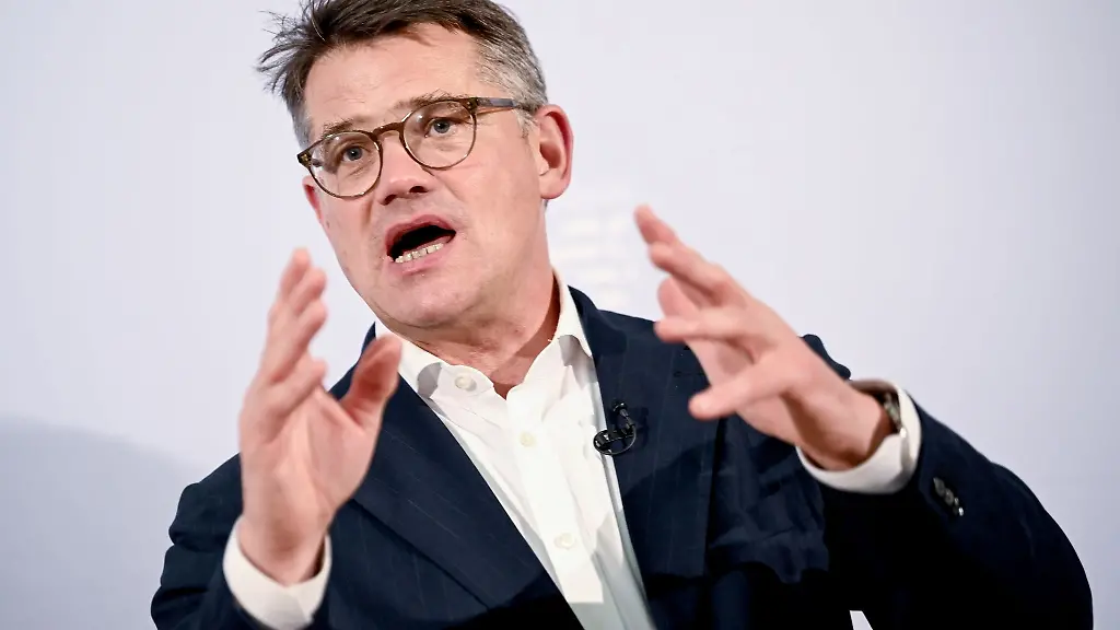 Der-Vorsitzende-der-Laenderchef-Konferenz-Boris-Rhein-CDU-fordert-mehr-Geld-fuer-Migranten