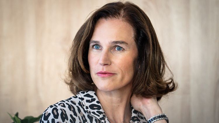 Siemens-Vorstandsmitglied Judith Wiese sagt, der Fokus müsste derzeit eher auf der Frage liegen, wie mehr Menschen in Arbeit gebracht werden können.