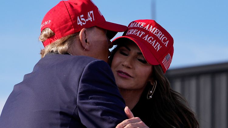 Kuscheln mit Trump: Im Präsidentschaftswahlkampf ist Kristi Noem eine Anwärterin auf die Rolle der Vize-Kandidatin.