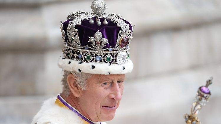 König Charles bei seiner Krönung am 6. Mai 2023 in der Westminster Abbey. 