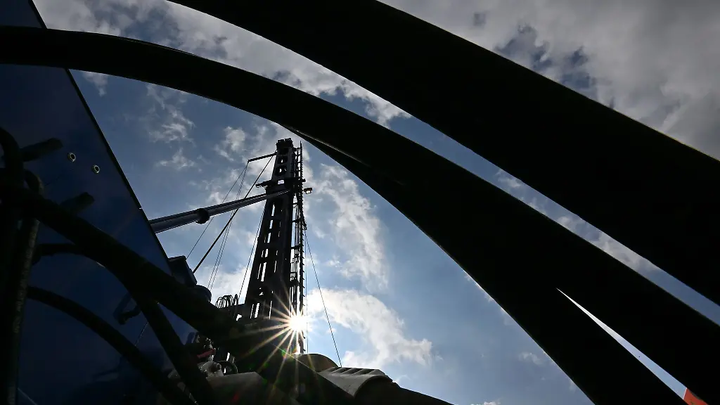 Ein-Bohrturm-fuer-eine-Tiefbohrung-zur-Erkundung-der-Kalilagerstaette-unter-dem-Ohmgebirge-am-Rand-von-Worbis