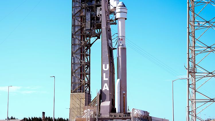 Die "Starliner"-Kapsel von Boeing auf einer Atlas-V-Rakete steht auf dem Space Launch Complex 41 der Cape Canaveral Space Force Station bereit für ihre bevorstehende Mission. Zwei NASA-Astronauten sollen damit zur Internationalen Raumstation starten.