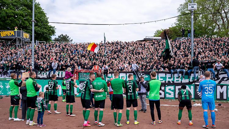 Nicht genügend Plätze für die Fans - das ist eine der Herausforderungen.