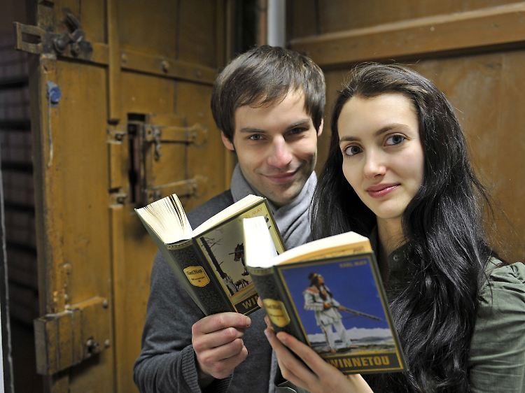 Stefanie Walter und Marc Simon mit dem Klassiker Winnetou vor der originalen Tür zur ehemaligen Gefängniszelle Karl Mays im Stadtarchiv Mittweida.