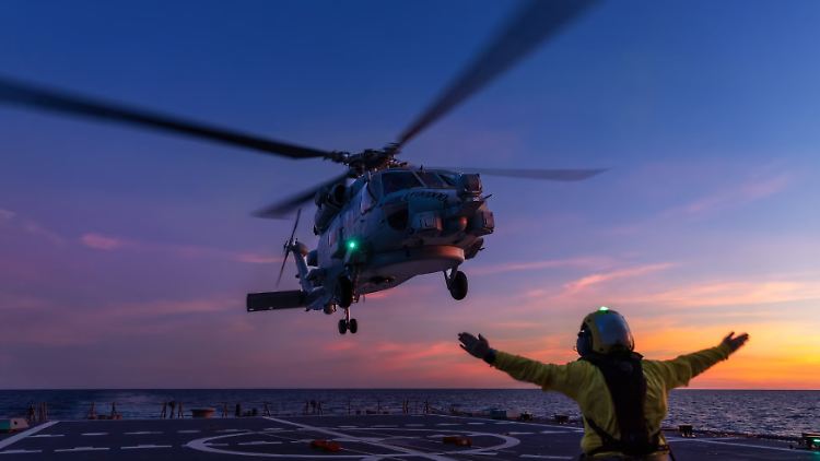 Der Militärhubschrauber war vom australischen Zerstörer HMAS Hobart gestartet (Archivbild).