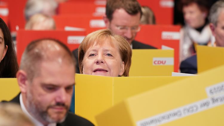 Beim Leipziger Parteitag 2019 war Merkel noch Kanzlerin, aber schon nicht mehr Parteichefin (Archivbild). Die mobilen Wahlkabinen sind auch dieses Mal wieder im Einsatz.
