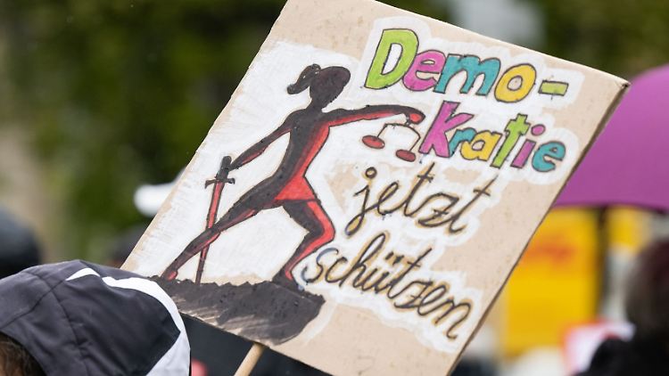 "Demokratie jetzt schützen" - aber dabei die "normalen" Bürger nicht vergessen.