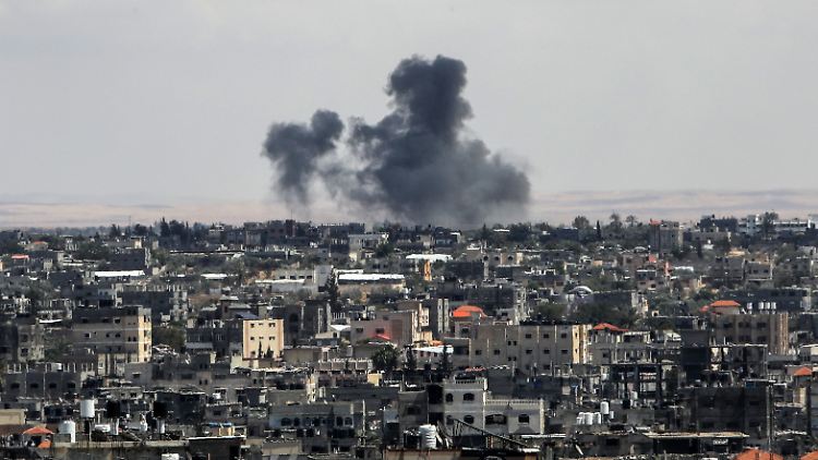 Schwarze Rauchsäulen über der Stadt Rafah. 