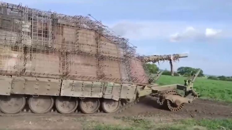Neben den angebrachten Platten wird der Panzer zusätzlich durch die angebrachten Metallgitter geschützt. 