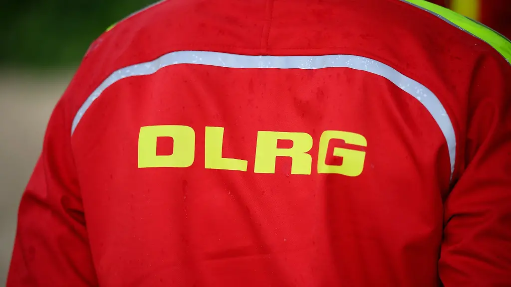 Ein-Mann-mit-einer-DLRG-Jacke