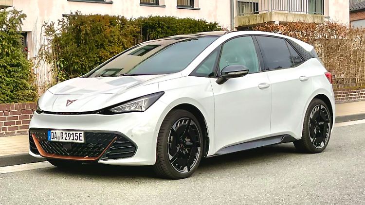 Böser Blick serienmäßig: Der Cupra Born sieht einfach cool aus. Kupferfarbene Elemente machen ihn zusätzlich stylish.