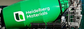 Eine Firmenlogo des Baustoffkonzerns "Heidelbergg Materials", ist an einem Betonmischer angebracht.