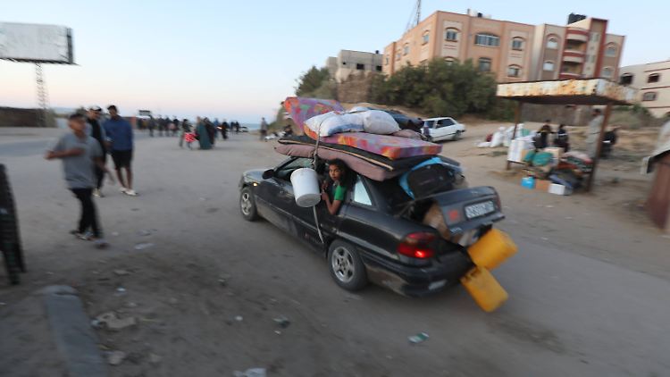 Nach dem Evakuierungsaufruf bringen sich Menschen in Sicherheit. Rund eine Million Flüchtlinge hatten in Rafah Schutz gesucht. 