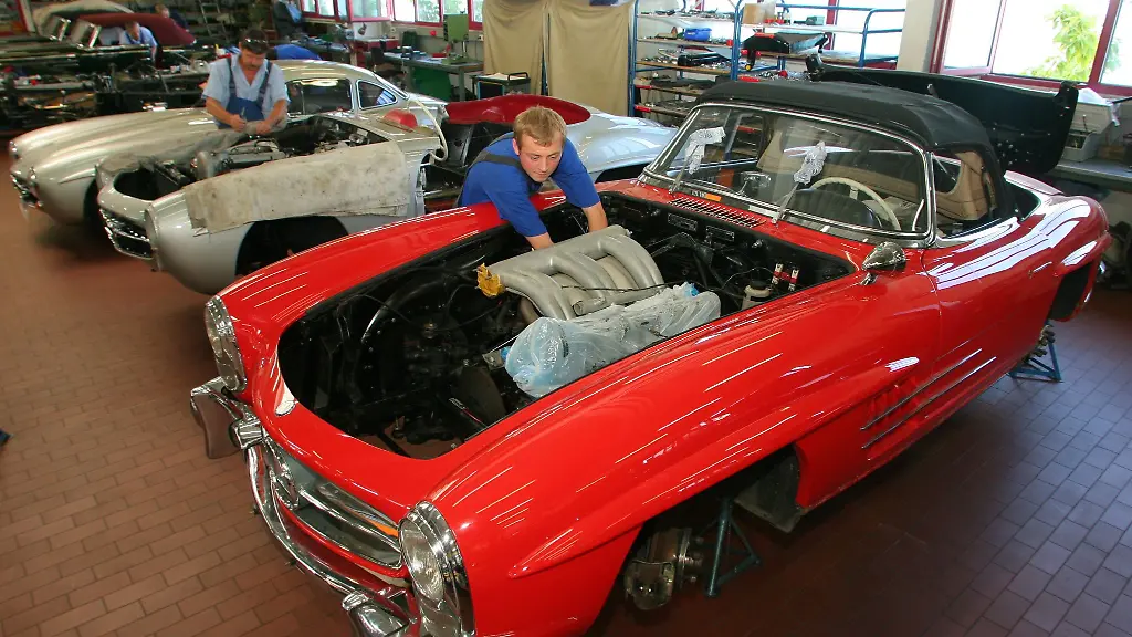 Mitarbeiter-des-Oldtimer-Spezialisten-Klaus-Kienle-arbeiten-in-der-Werkstatt-in-an-einem-Sportwagen-Foto-vom-20-07