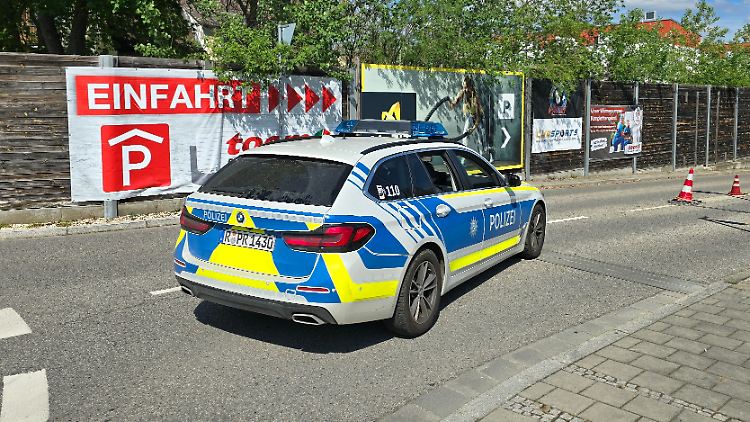 Die Polizei riegelte die Zufahrt zur Tiefgarage nach dem Fund der Leiche ab. 