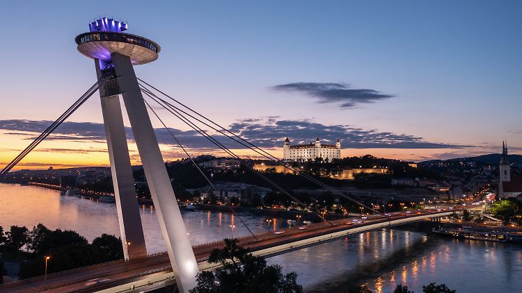 "Bridge from the Future" - das Konzert findet vor der futuristischen Kulisse der UFO-Brücke in Bratislava statt.