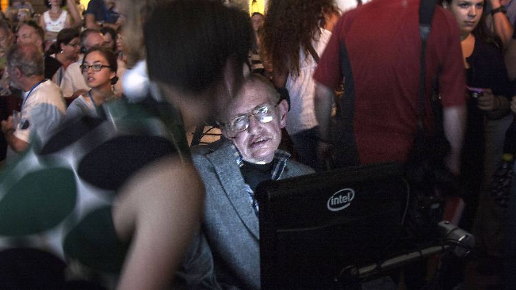 Das Starmus-Festival fand bisher auf den Kanarischen Inseln, in Trondheim, Zürich und zuletzt 2022 in Jerewan statt. Auf dem Bild ist Stephen Hawking in Teneriffa 2014 zu sehen.