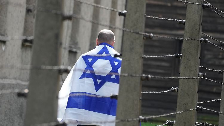 Ein Mann mit Israelflagge nimmt am jährlichen "Marsch der Lebenden" im ehemaligen Vernichtungslager Auschwitz-Birkenau teil.