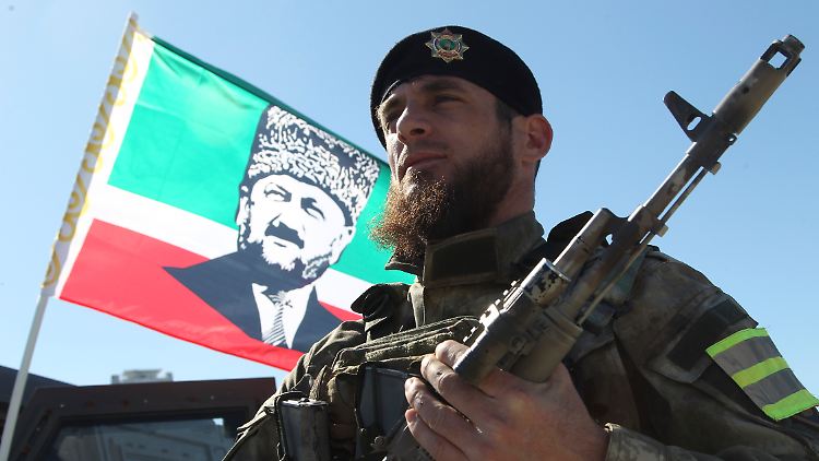 Ein tschetschenischer Kämpfer in Grosny kurz nach Beginn der russischen Invasion in der Ukraine. 
