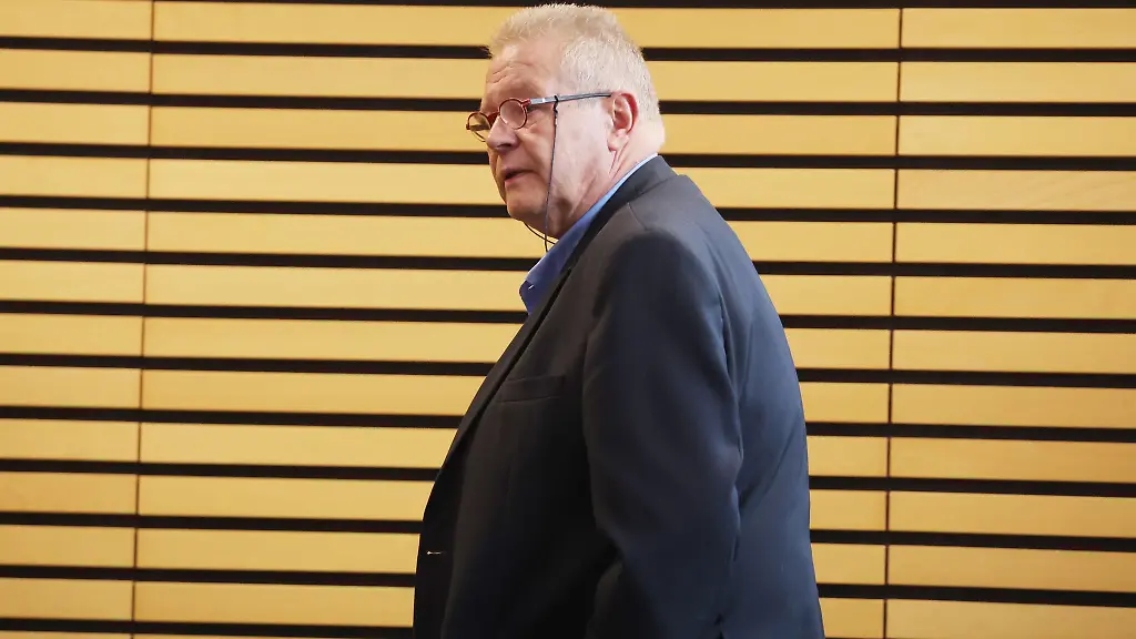 Dieter-Laudenbach-AfD-Abgeordneter-geht-vor-Beginn-der-120-Landtagssitzung-durch-den-Plenarsaal