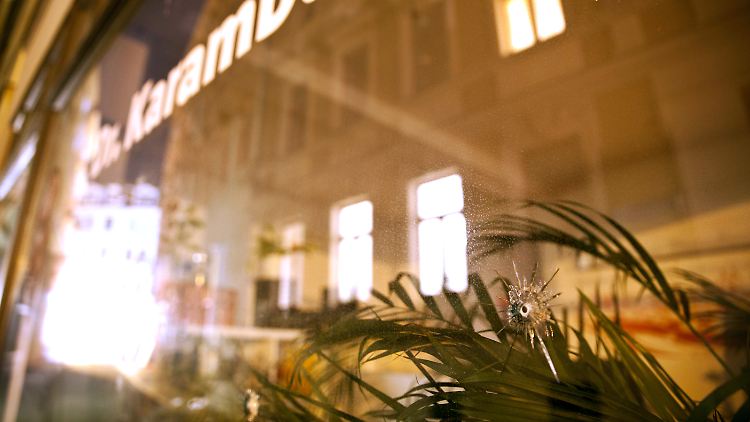 Einschusslöcher im Jahr 2020, ein Brandanschlag im Jahr 2023: Auf das Büro des schwarzen SPD-Bundestagsabgeordneten Karamba Diaby in Halle wurden schon mehrere Anschläge verübt.
