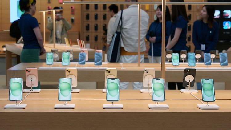 Apple will mit der eigenen Chipproduktion seine KI-Entwicklung vorantreiben und gegen NVIDIA konkurrieren.