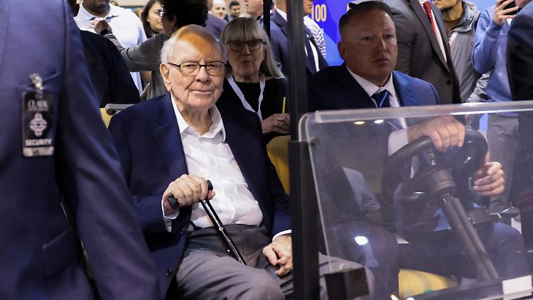 Jedes Jahr pilgern mehrere Tausend Buffett-Fans zur Aktionärsversammlung von Berkshire Hathaway. 