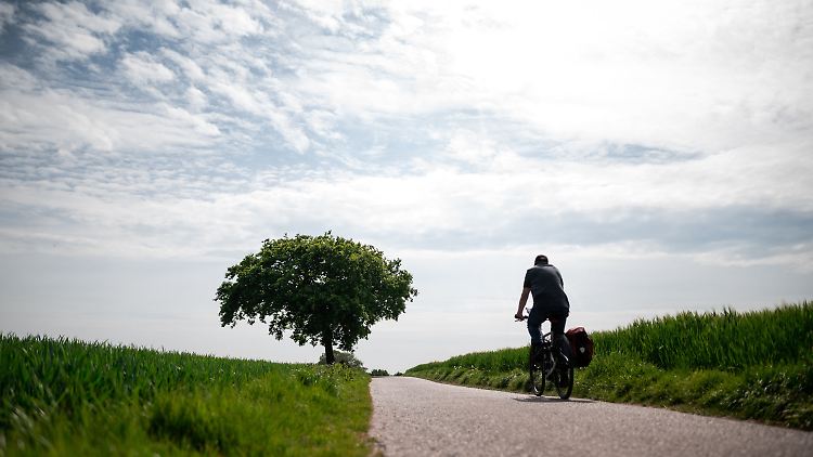 Für Fahrradtouren ins Grüne bietet der Vatertag die besten Bedingungen.