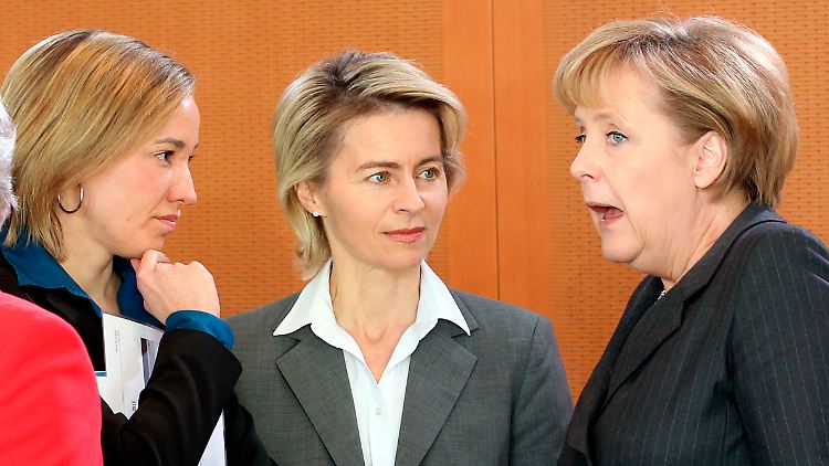 Familienministerin Schröder, Arbeitsministerin von der Leyen, Kanzlerin Merkel.