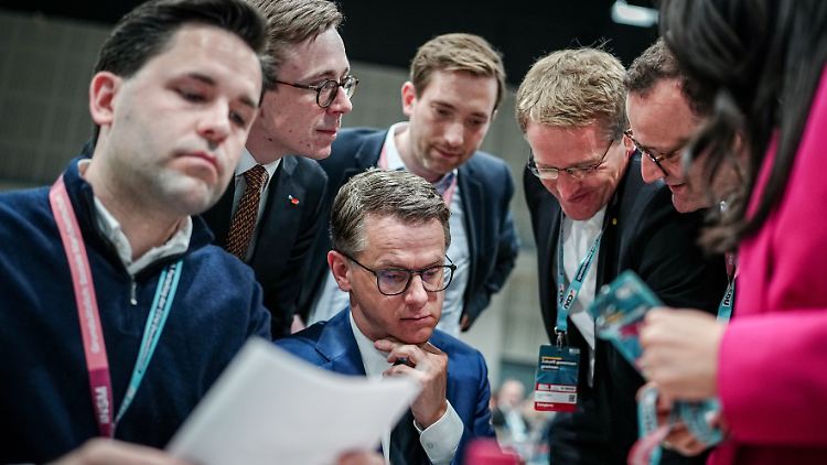 Linnemann reagierte, als der Druck für eine Rückkehr zur Wehrpflicht wuchs - JU-Chef Winkel (l.) und Schleswig-Holsteins Ministerpräsident Günther (r.) hatten sich dafür eingesetzt. 