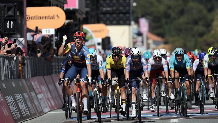 Olympia-Sieger Jonathan Milan holt den Etappensieg nach 190 Kilomtern.