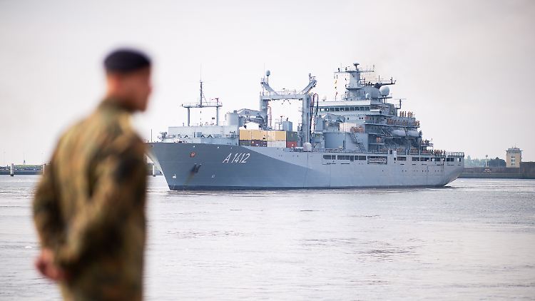 Der Einsatzgruppenversorgers (EGV) "Frankfurt am Main" stach von Wilhelmshaven aus in See.
