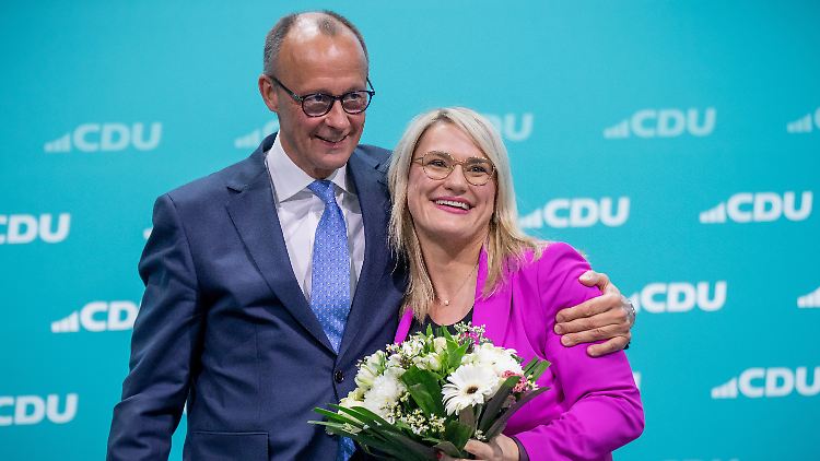 Beim CDU-Parteitag wird Christina Stumpp wieder ins Amt der stellvertretenden Generalsekretärin der Partei gewählt. CDU-Bundesvorsitzender Friedrich Merz gratuliert mit Blumen. 